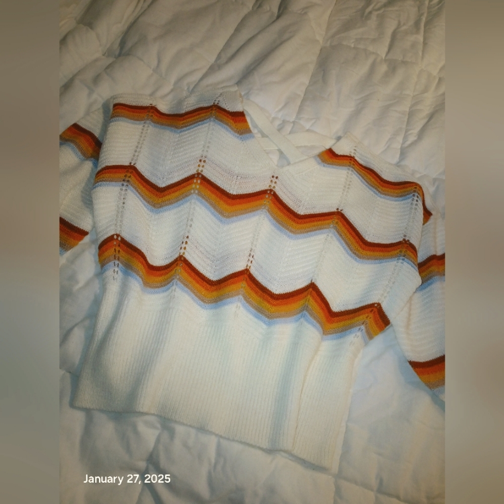 Beautiful form fitting sweater - Picture 1 of 7